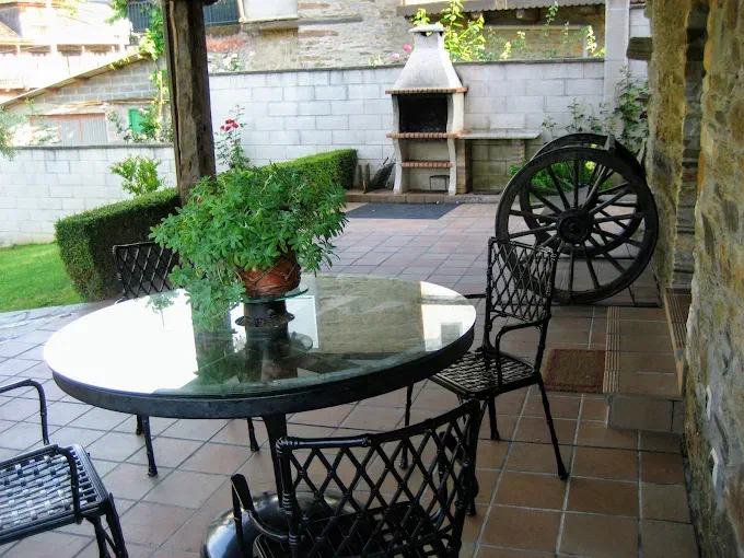 Comedor en la galería acristalada con plantas