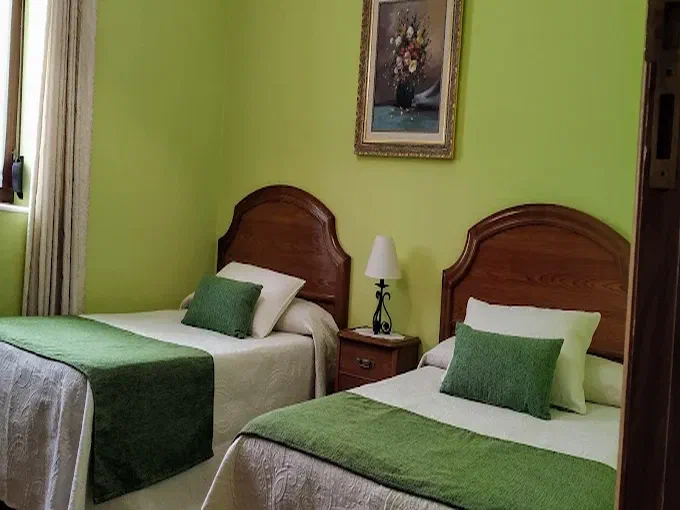 Dormitorio con dos camas individuales