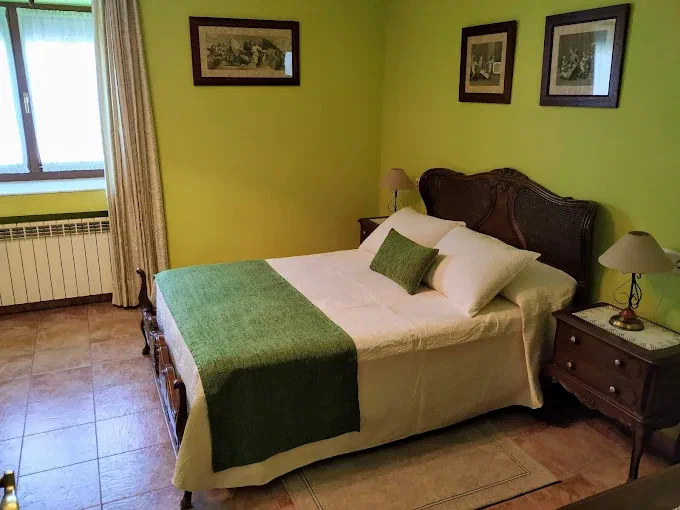 Dormitorio con cabecero de madera