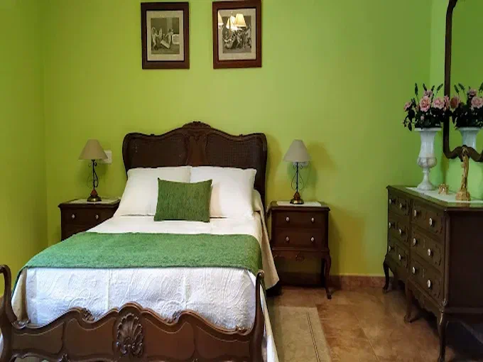 Dormitorio con cama de matrimonio
