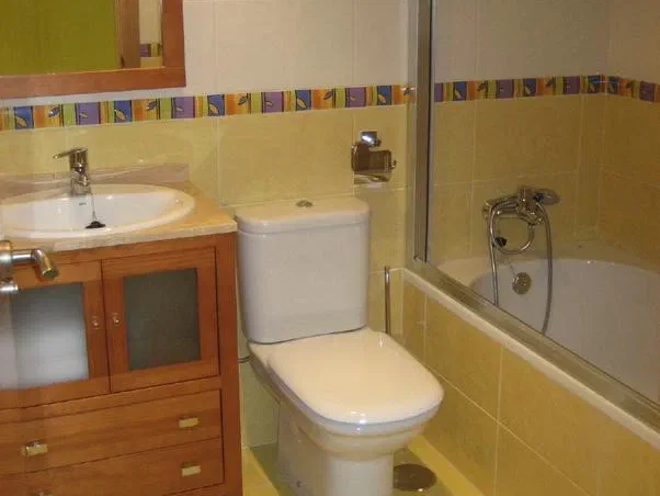 Cuarto de baño con bañera y mampara