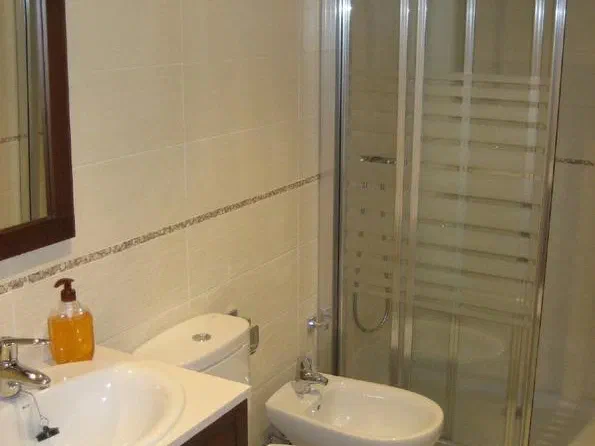 Cuarto de baño con ducha, lavabo, inodoro y bidé