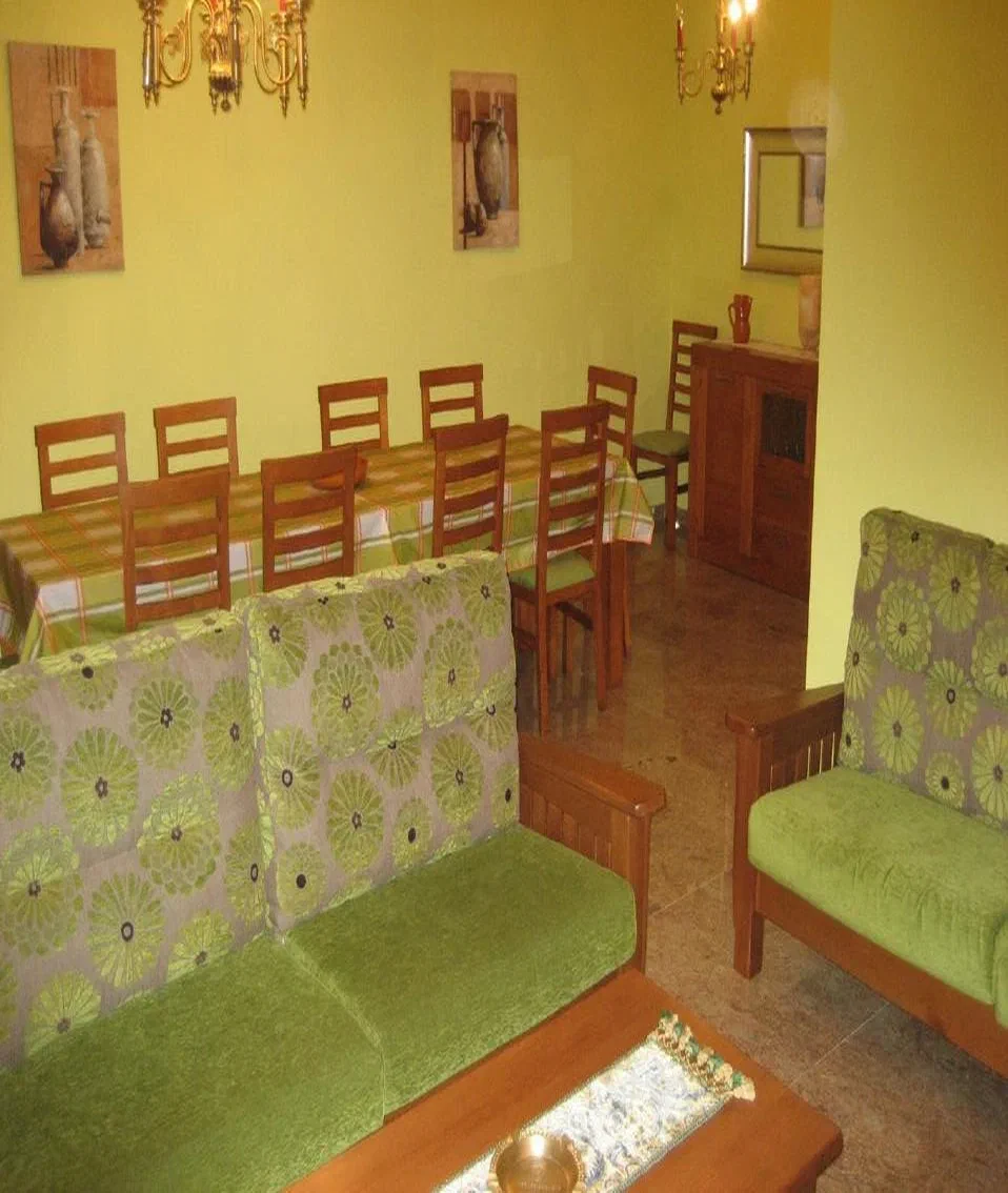 Salón de Miralmonte II con sofás y una mesa larga