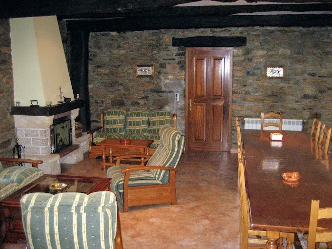 Salón con chimenea y vigas de madera