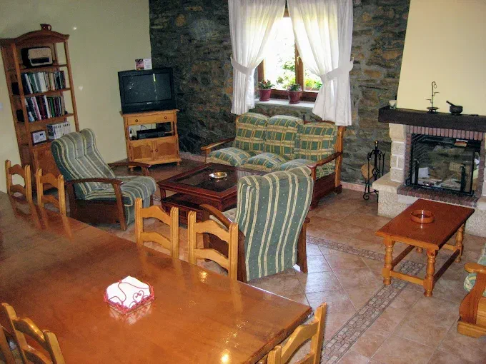 Salón comedor con mesa y televisión